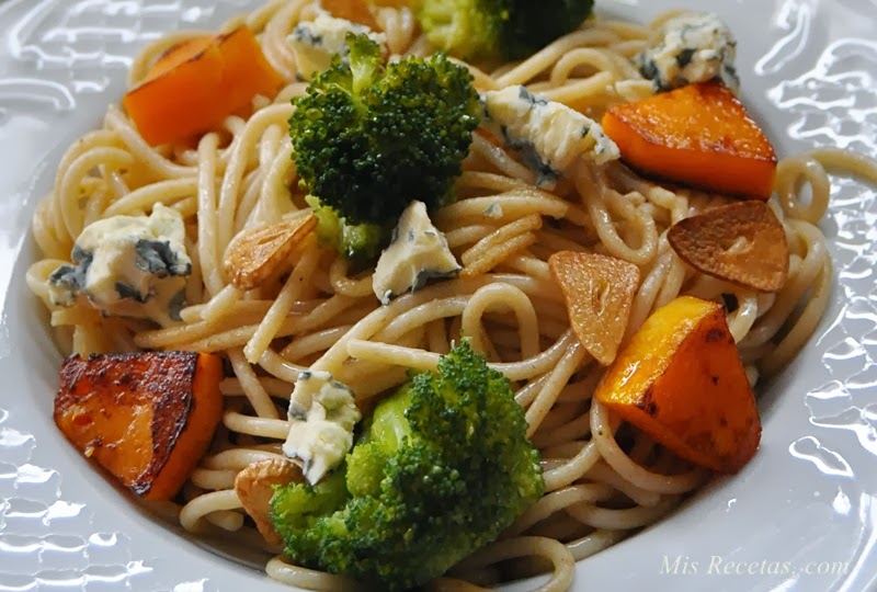 Whole-grain spaghetti with broccoli, pumpkin and blue cheese