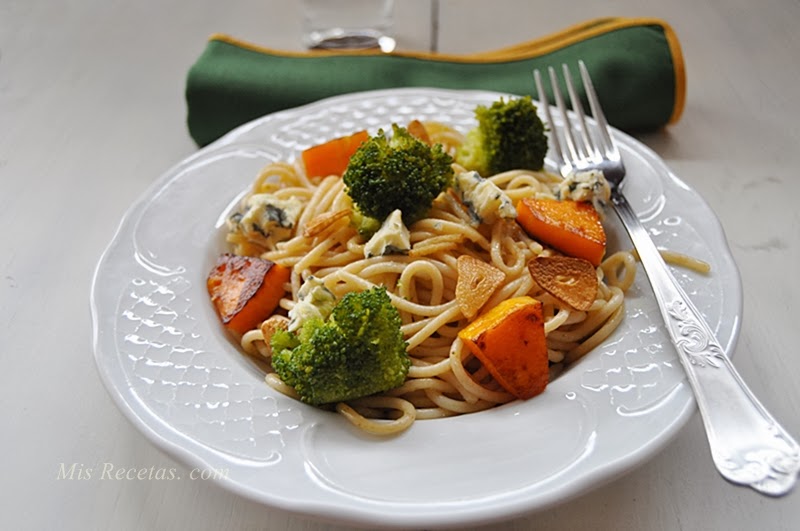 Whole-grain spaghetti with broccoli, pumpkin and blue cheese