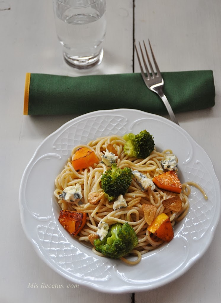 Whole-grain spaghetti with broccoli, pumpkin and blue cheese